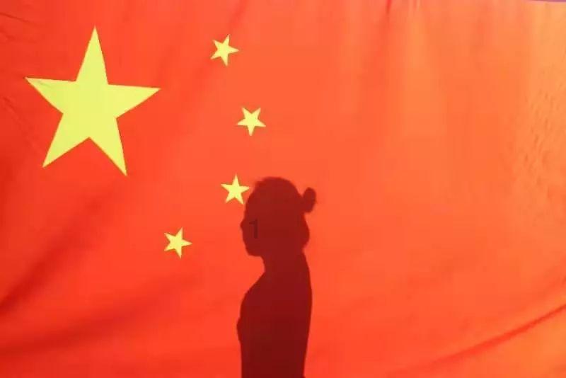 黑白羽绒服短款穿搭VS长款穿搭，这个冬天让你美得毫不费力