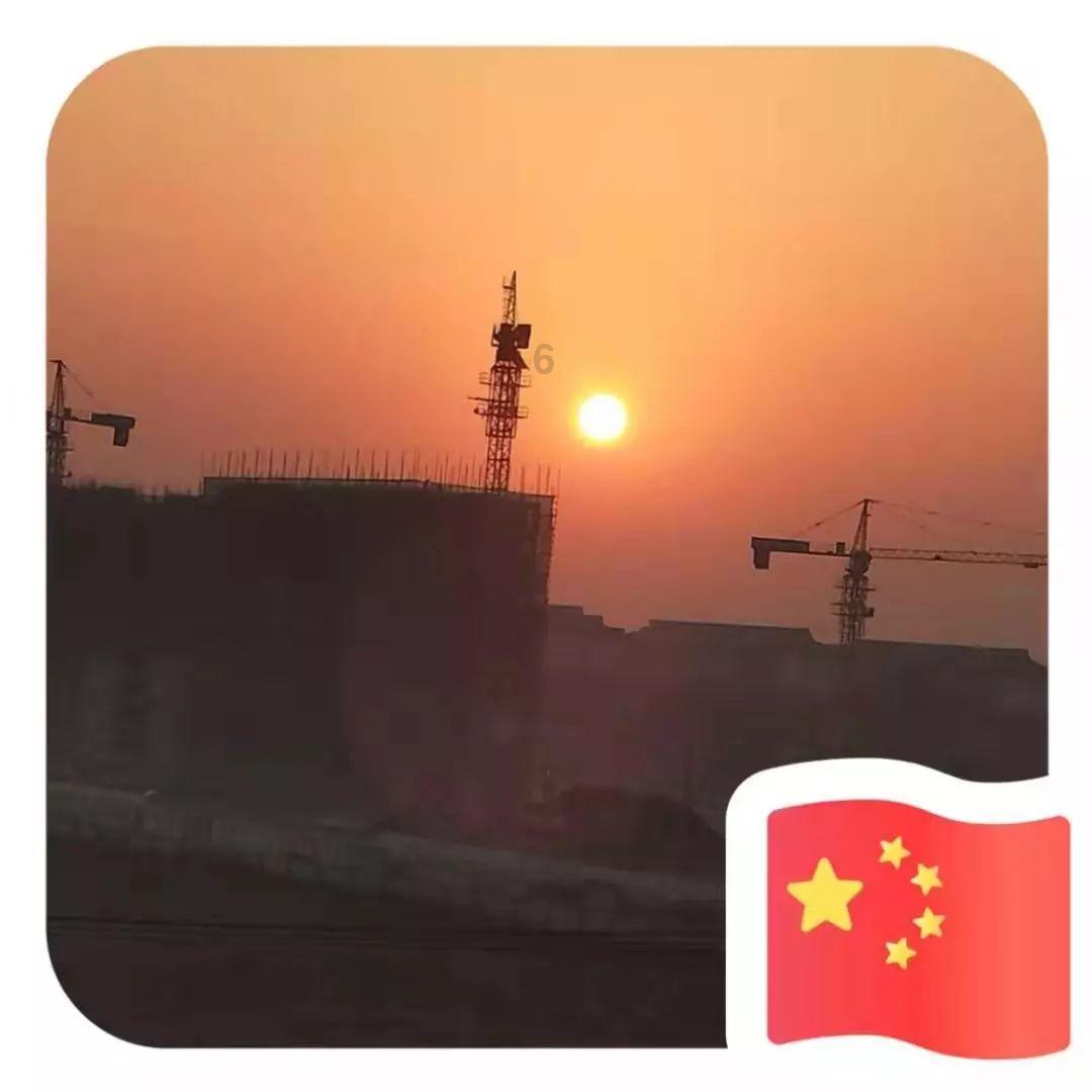 绿色修身吊带连衣裙，尽显优雅气质，你觉得好看吗？游戏画面