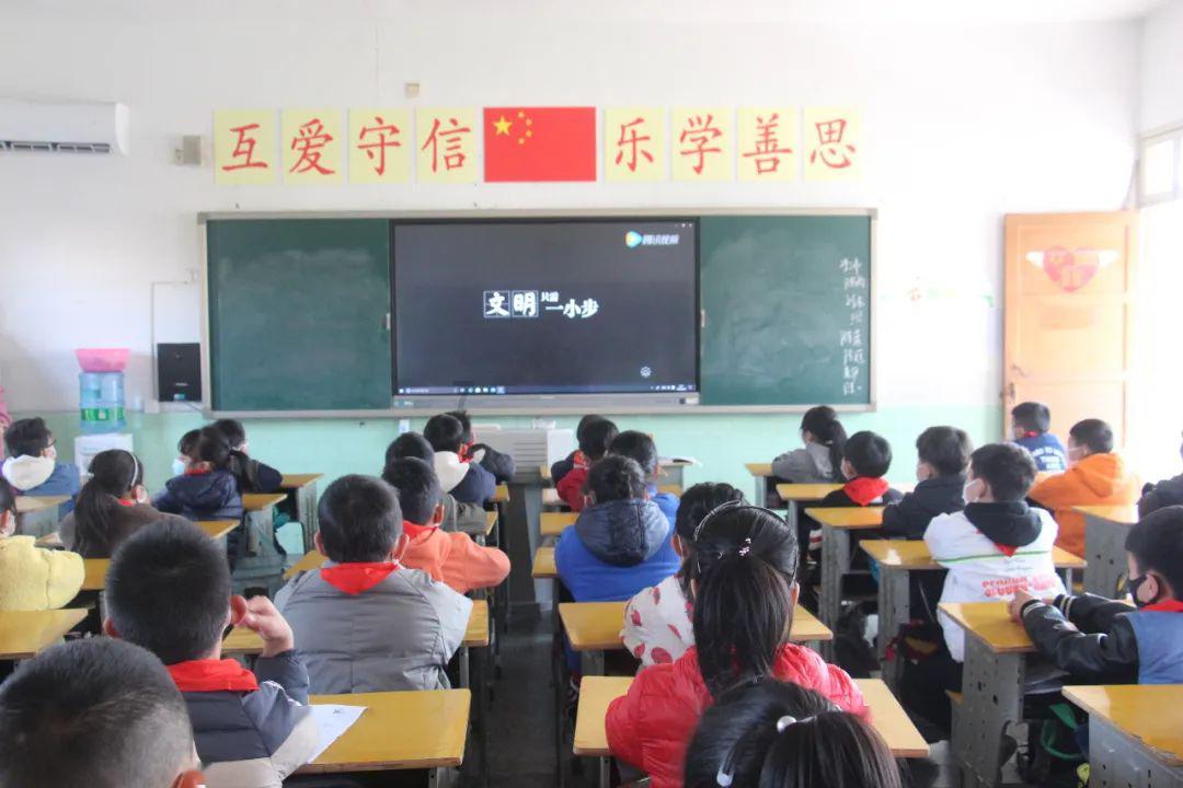 千架无人机点亮申城上空 上海黄浦警方硬核反诈